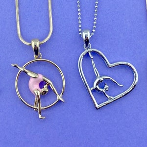 Luchtfoto hoepel gymnastiek acro-acrobatische danseres meisje hartvormige hanger ketting in goud of zilver | Handgemaakte minimale sieraden