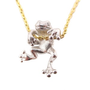 Realistische kikkerhanger bungelend aan een ketting in zilver op goud | Handgemaakte dierensieraden