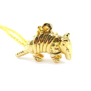 3D Gürteltier Form Anhänger Halskette in Gold | Handgemachte Tier Schmuck