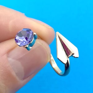 Op reizen geïnspireerde papieren vliegtuigvormige open ring met luchtvaartthema in goud met strassteentjes | Minimale handgemaakte sieraden