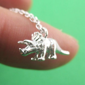 3D Miniatur Triceratops Dinosaurier Form Anhänger Jurassic Park Prähistorische Tiere Halskette in Silber | Handgemachte Tier Schmuck