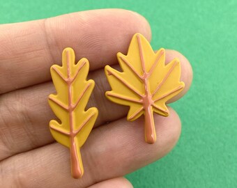 Pendientes de esmalte de hoja de arce y hojas naranjas de otoño que combinan con todo. Joyería sencilla y delicada hecha a mano.