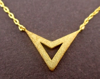 OFERTA: Delicado collar con colgante de punta de flecha triangular, abstracto, geométrico y minimalista, en oro. Joyería minimalista hecha a mano.