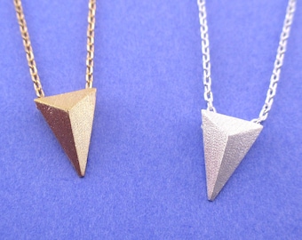 OFERTA: Collar con colgante de triángulo isósceles geométrico texturizado minimalista en capas, en oro o plata / Joyería minimalista hecha a mano