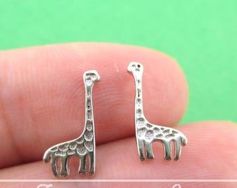 Pendientes clásicos hipoalergénicos con silueta de jirafa en plata de ley 925. Joyería minimalista hecha a mano con animales.