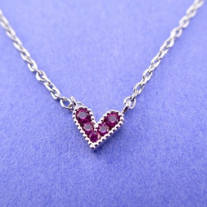 Collar con colgante de corazón diminuto y delicado en plata con diamantes de imitación rosas. Joyería sencilla y delicada hecha a mano.