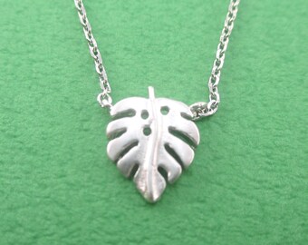 Collar minimalista con colgante de hoja de monstera y queso suizo en plata / Joyería delicada hecha a mano