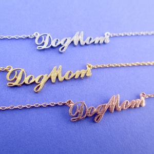 Collar con colgante de caligrafía de mamá perruna en plata, oro o oro rosa. Joyas de animales hechas a mano. Regalos para amantes de las mascotas y los perros.