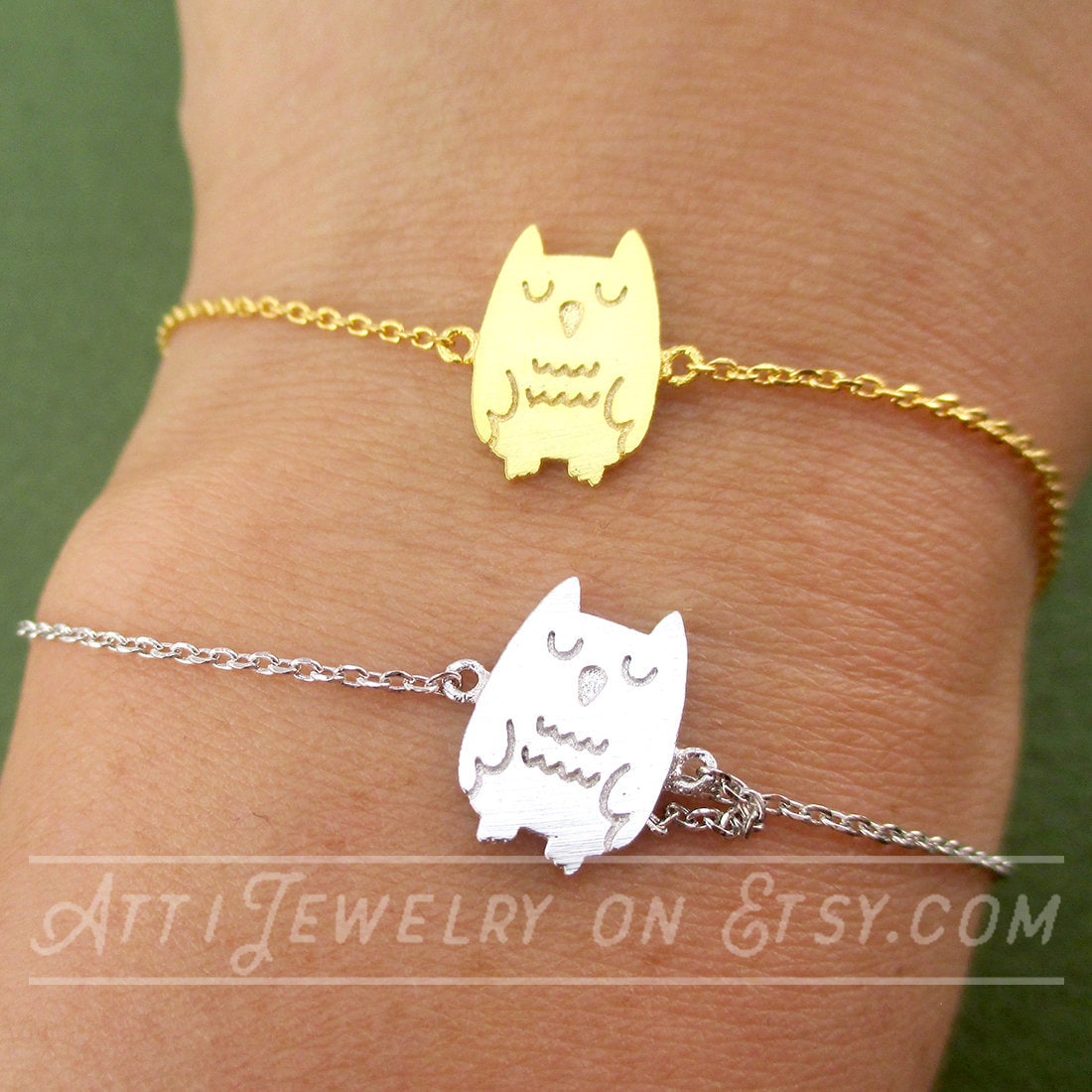 Super Cute Sleepy Owl Bird Shaped Charm Bracelet in Gold or Silver for Animal Lovers | Minimalistic 