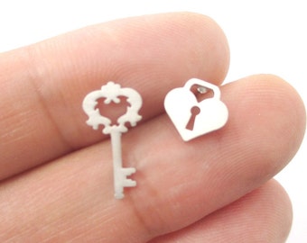 Pendientes de plata con forma de llave y candado de corazón / Joyería minimalista hecha a mano