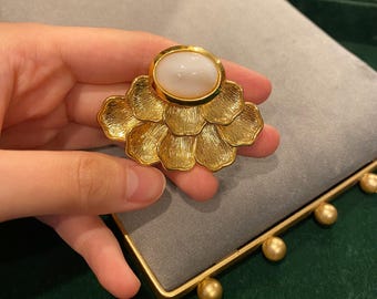 Broche Vintage Or Cabochon Blanc Fleurs - Bijou Fantaisie Femme - Pièce Unique Ancienne