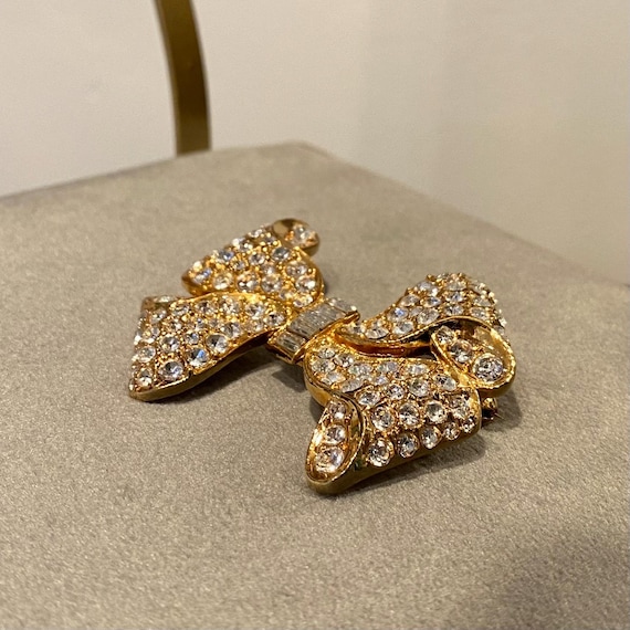 Spilla A Fiocco Oro Opaco E Rosso Smalto Per Donna – Accessorio Moda Regalo Natale