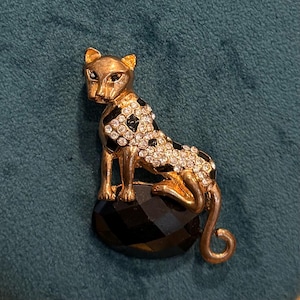 Broche vintage animal léopard sur boule verre noir métal doré