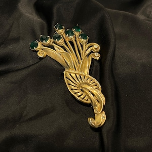 Vintage 1940s gold-plated metal body, emerald green & white rhinestones set flower brooch