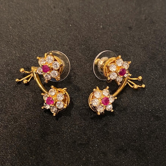 Vintage flower shape unsigned Ruby red stone gold… - image 1