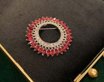 Spilla vintage art deco placcata in argento a forma di sole rotondo magenta con strass rossi