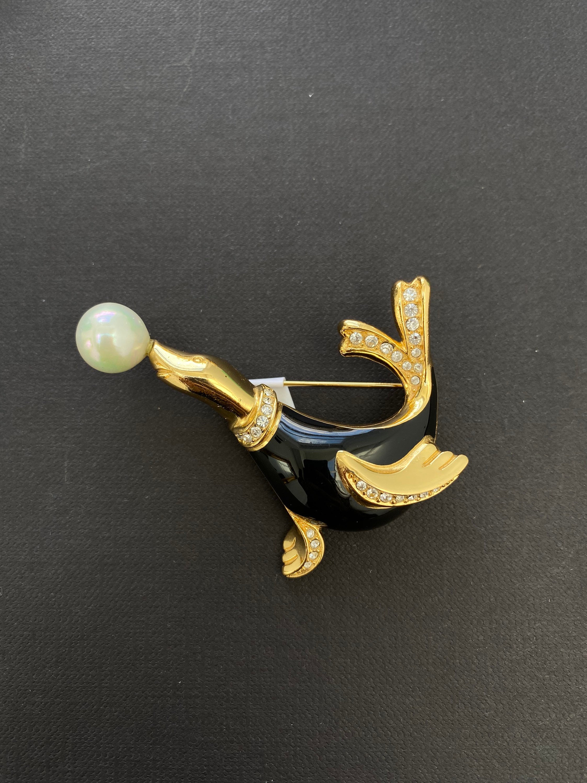 Dior ブローチ 激レア Dior 1980s Sea Lion Holding a Pearl Ball Brooch, Black Enamel