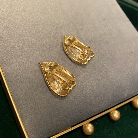 Boucles d'oreilles feuille dorée après perçage