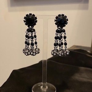 Antyczne kolczyki z czarnego metalu, czarne koraliki, kwiat i tessel z kryształową kulą