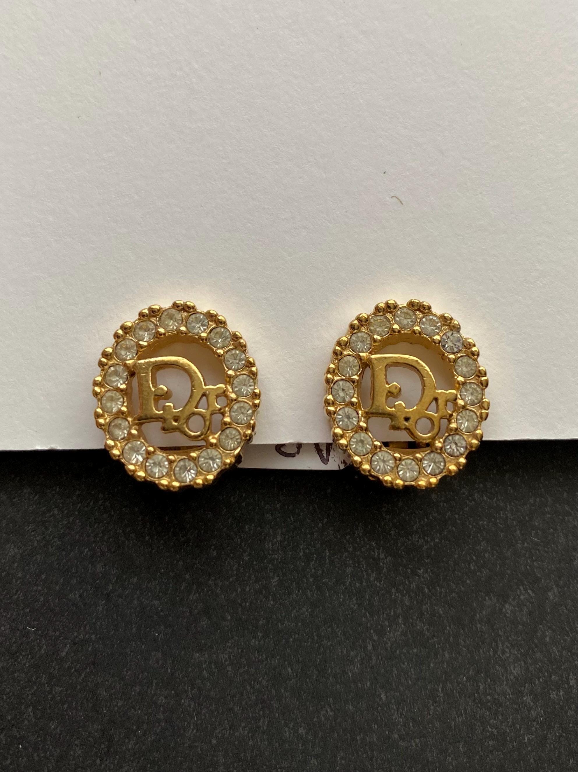 ぼっちゃろ Christian Diorロゴ入チャームピアス(片耳用)＆袋 Vintage Christian Dior Logo Design Oval Shape Rhinestone Clip-on