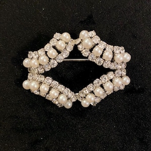 Vintage unsignierte 1970er Jahre Brosche aus Silber mit Kristall- und Kunstperlen in geometrischer Form