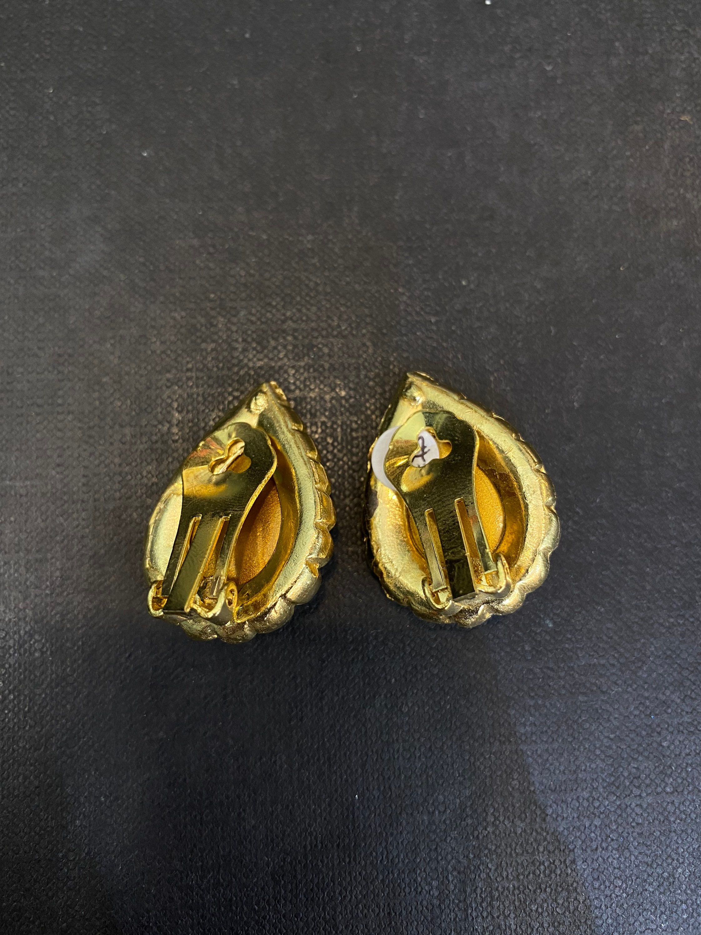 Lot de 2 broches fleurs peintes vintage - France Lot de 2 broches fleurs peintes vintage - France