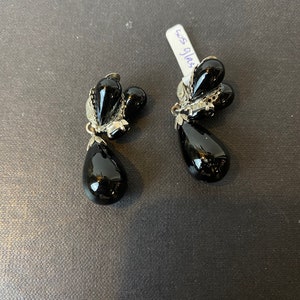 1950er Jahre Ohrclips, schwarze tropfenförmige Glasperlen