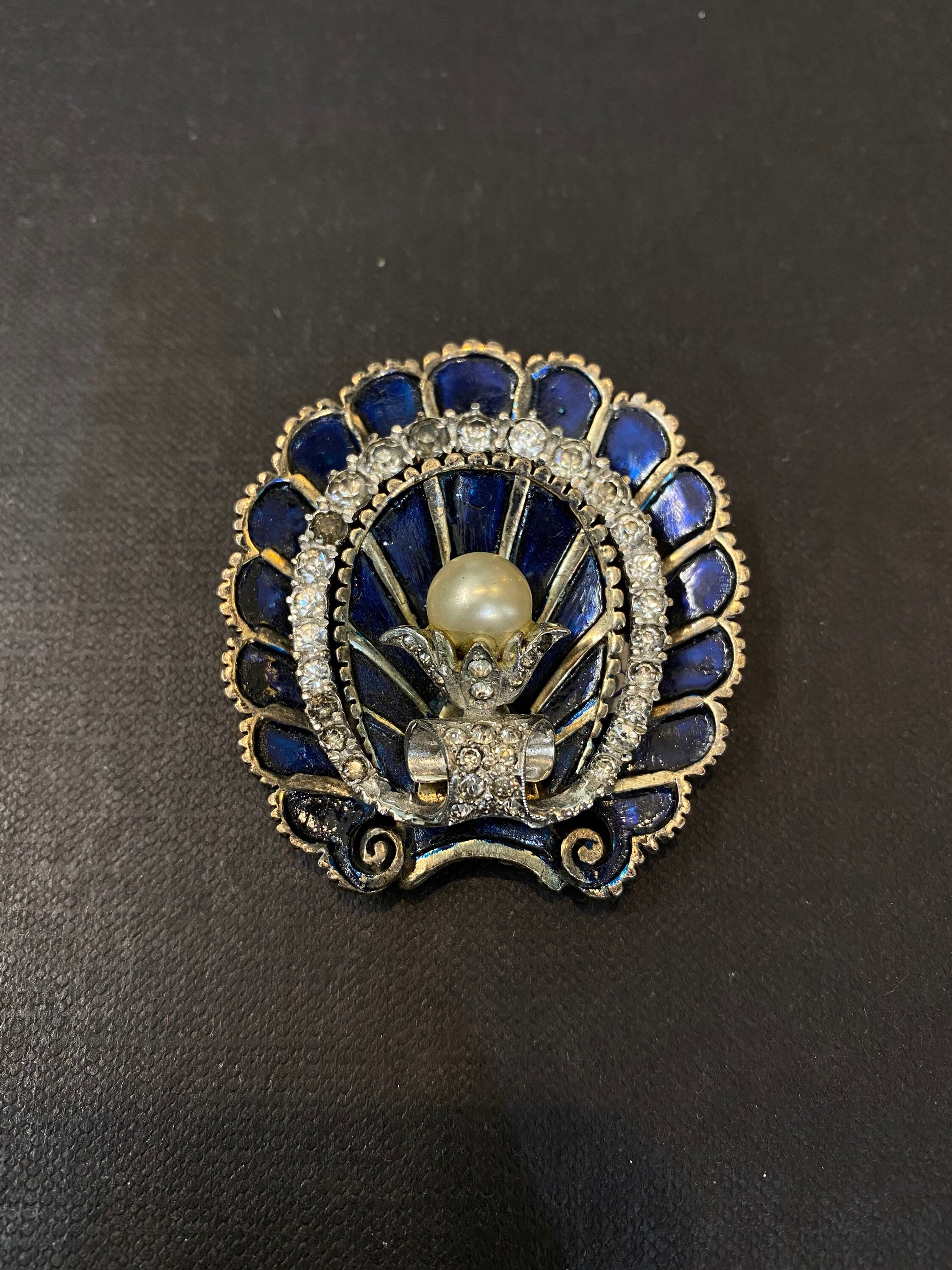 デローザの貝殻型ブローチ、インディゴブルー、スカラップ模様、人工