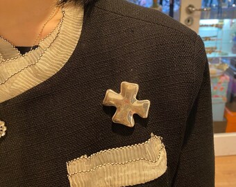 ヴィンテージ クリスチャン ラクロワ サイン入りブローチ シルバー