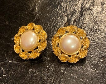 Vintage Monet 1970s Floral Golden Framing the Pearl Clip on