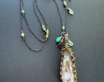 Collar largo de geoda de ágata con turmalina, crisoprasa y turquesa.