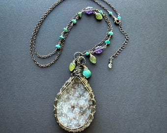 Collar largo de cuarzo drusa con amatista, peridoto y turquesa.
