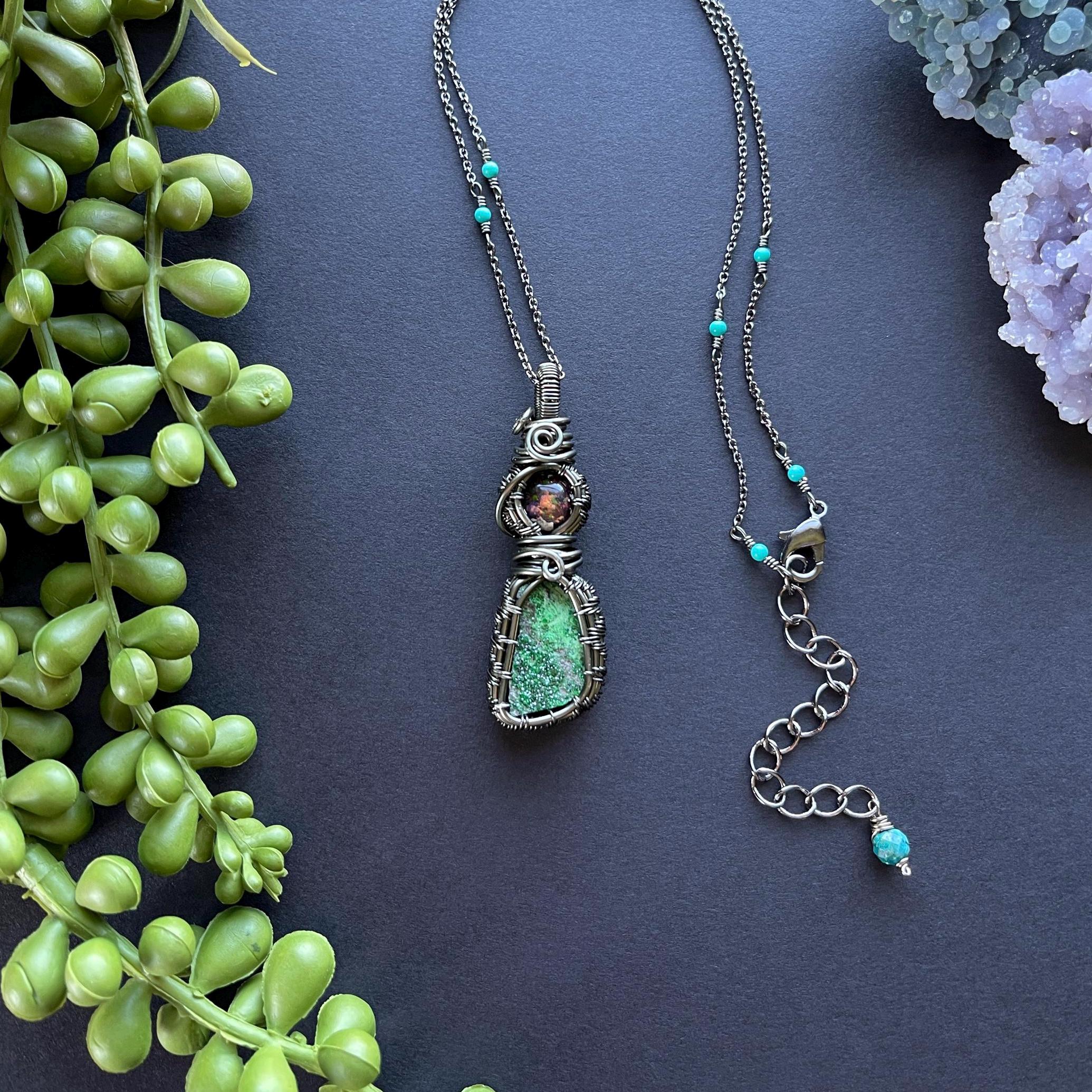 Collana corta con opale a matrice e granato uvarovite - Collana con opale e granato avvolti in filo