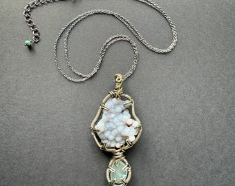 Halsband med trådlindat druvagat och akvamarinhänge