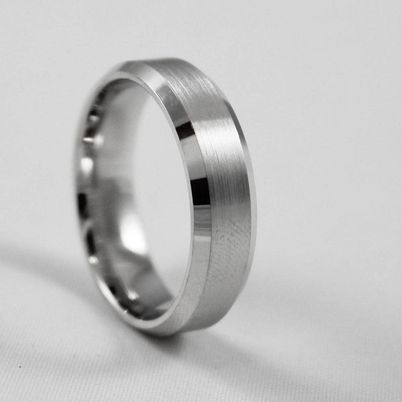 Beveled Satin Men's Wedding Ring In Platinum (8mm - Foto 13