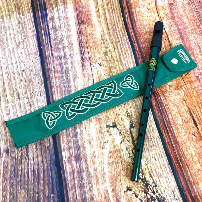 Dunkelgrüne Blechpfeife in Key of D von Clarke mit handgemachter Irish Whistle Hülle von Dannan aus veganem Leder mit keltischer Stickerei Bild 3