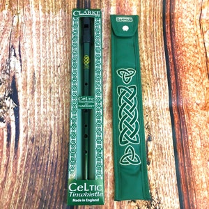 Dunkelgrüne Blechpfeife in Key of D von Clarke mit handgemachter Irish Whistle Hülle von Dannan aus veganem Leder mit keltischer Stickerei Bild 2