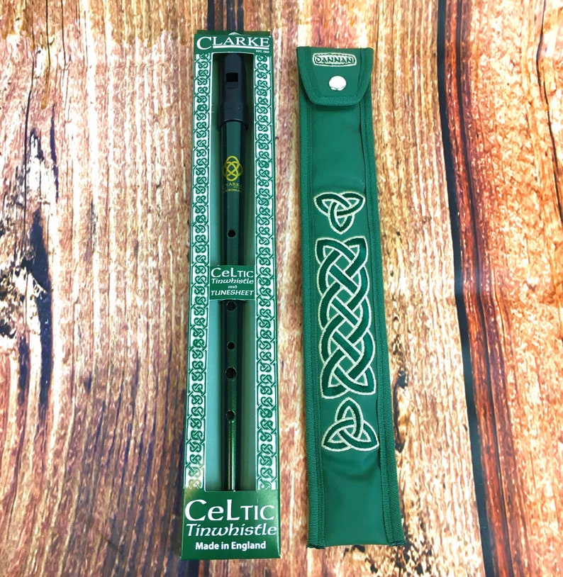 Dark Green Tin Whistle dans la clé de D by Clarke avec Handmade Irish Whistle Case par Dannan en cuir végétalien vert avec broderie celtique image 2