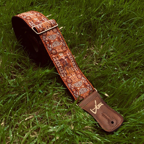 Libro celta irlandés hecho a mano de kells brown hemp guitar strap por VTAR, hecho con cuero vegano marrón y metales acústicos, bajos y eléctricos