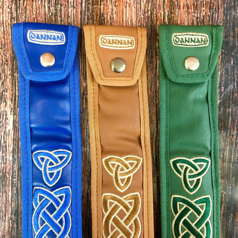Dunkelgrüne Blechpfeife in Key of D von Clarke mit handgemachter Irish Whistle Hülle von Dannan aus veganem Leder mit keltischer Stickerei Bild 5