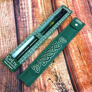 Dunkelgrüne Blechpfeife in Key of D von Clarke mit handgemachter Irish Whistle Hülle von Dannan aus veganem Leder mit keltischer Stickerei Bild 1