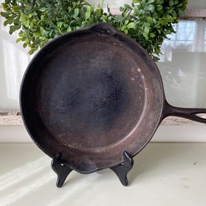 Vintage 1940s-80s Three Notched Unmarked Lodge Cast Iron Skillet-No. 8