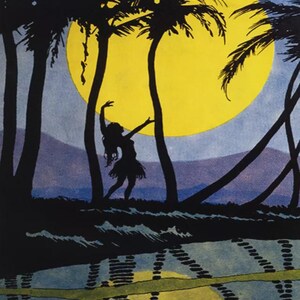 Op de afbeelding: Een silhouet van een vrouw die danst onder een grote gele maan, omlijst door palmbomen. De scène speelt zich af tegen een blauwe en paarse lucht, met een weerspiegeling in het water beneden. Het kunstwerk roept een tropisch, eilandthema op.