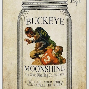 Puede incluir: Impresión de estilo vintage que presenta un tarro con la etiqueta "Buckeye Moonshine". La imagen muestra a dos jugadores de fútbol americano con uniformes antiguos. El texto incluye "The Shoe Distilling Co. Est. 1890" y "It will lift your spirits and tackle the blues."
