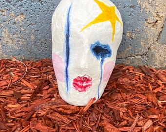 Masque en papier mâché de couleurs primaires, fabriqué à la main à partir de zéro