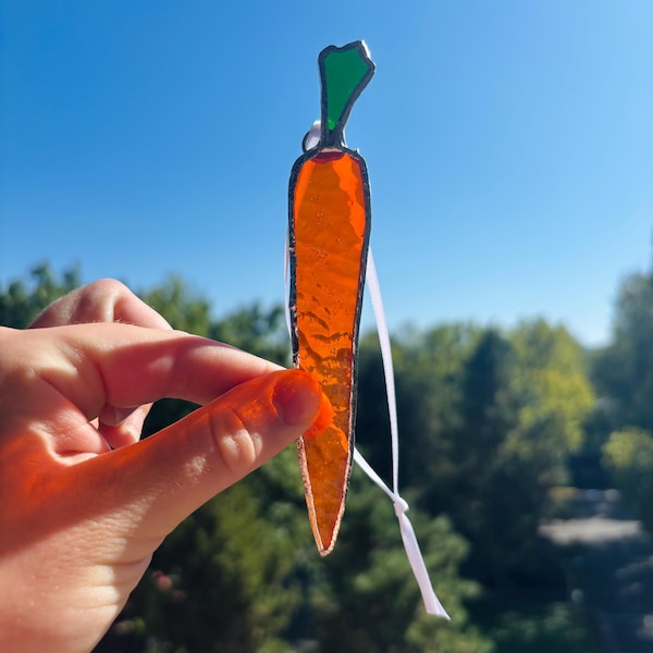 Carrot Stained Glass Suncatcher – Handmade Orange Vegetable Window Hanging, Kitchen Garden Decor, Unique Gift for Gardeners & Veggie Lovers
