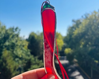 Red Chili Pepper Stained Glass Suncatcher – Handmade Hot Pepper Window Hanging, Red Kitchen Decor, Spicy Gift for Garden Lovers