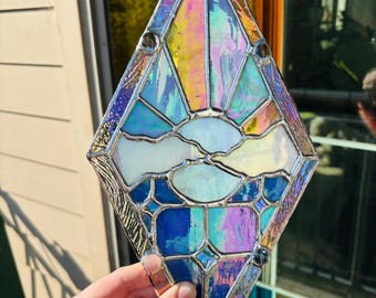 輝く月明かりの村のステンドグラスアート - 明るい月と星空の建築が