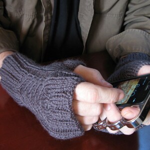 Tricot à la main gris anthracite gants sans doigts pour hommes, chauffe-mains gris unisexe, mitaines confortables image 4