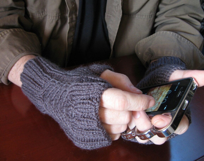 Tricot à la main gris anthracite gants sans doigts pour hommes, chauffe-mains gris unisexe, mitaines confortables image 4